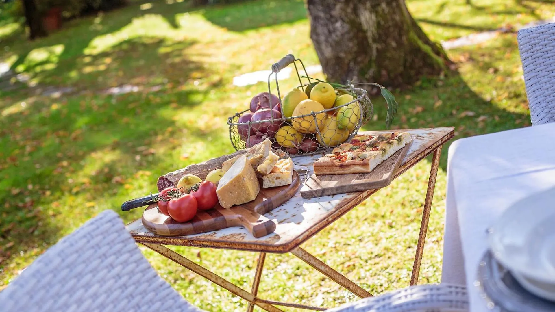 Villa Label, When Creativity Meets Style In Endless Romanticism Corsanico-Bargecchia Italia